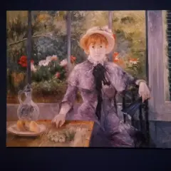 Auguste Renoir dzieła: portret młodej kobiety w kapeluszu, siedzącej przy stole z owocami i dzbankiem, w otoczeniu kwitnącego ogrodu.