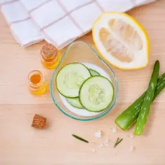 Natürliche Zutaten für ein Beauty-Tag zuhause: Gurkenscheiben, Aloe Vera, Zitrone und Öle.