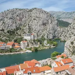 Omiš atrakcje: Co zobaczyć i robić? Piraci, Cetina, plaże!