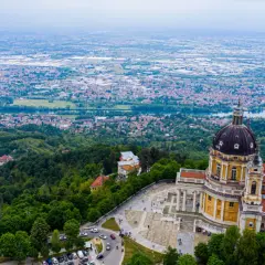 Bazylika Superga góruje nad Turynem. Warto zobaczyć to wspaniałe miejsce, skąd rozpościera się panorama miasta i Alp.