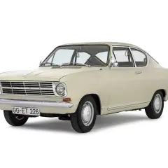 Jasny beżowy Opel Kadett z lat 60. z chromowanymi detalami i tablicą rejestracyjną GG-ET 226.