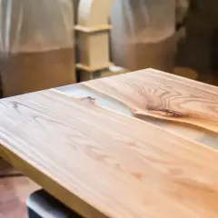 Tavolo in legno con resina bianca, un perfetto abbinamento colori con legno naturale. La venatura del legno crea un disegno unico.