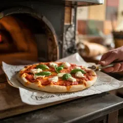 Jak przełożyć pizzę na kamień bez łopatki - proste i skuteczne metody