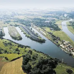 Widok z lotu ptaka na port rzeczny i kanały w Kędzierzynie-Koźlu. Widoczne barki, hałdy węgla i tereny przemysłowe. To jedne z kędzierzyn koźle atrakcje.