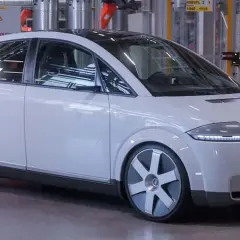 Biały Audi A2 z 2001 roku, z unikalnymi felgami i napisem "A25years" na przodzie.