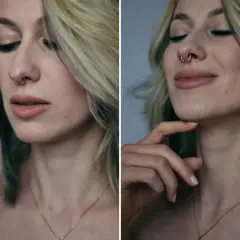 Kobieta z blond włosami i złotym septum piercingiem, z zamkniętymi oczami i delikatnym uśmiechem.