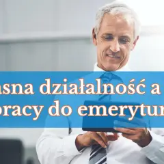 Uśmiechnięty starszy mężczyzna z tabletem. Napis: "Własna działalność a staż pracy do emerytury".