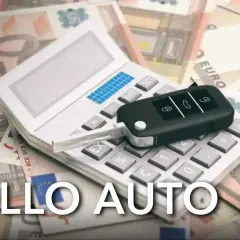 Calcolatrice, chiavi auto e banconote. Scopri quanto paga di bollo un 120 cv.