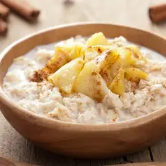 Pyszna owsianka z jabłkami i cynamonem, idealna na śniadanie. Ta dieta owsiankowa to pyszny początek dnia.