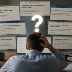 Mann sucht nach Informationen zur Brandschutzhelfer Pflicht. Mehrere Webseiten mit Fragen wie "Ab wie vielen Mitarbeitern Pflicht?" und "Welche Firmen sind betroffen?" schweben um ihn herum.