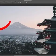 Jak zrobic ramke w Photoshop? Czerwona strzałka wskazuje narzędzie tekstowe, które jest pierwszym krokiem do dodania tekstu i stworzenia ramki.