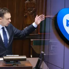 Mężczyzna w garniturze przemawia, obok logo PZU. Czy to zapowiedź przyszłych zysków i pzu dywidenda 2025?