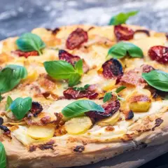 Leckeres Pizza Bianca Rezept mit Kartoffeln, Tomaten und frischem Basilikum.