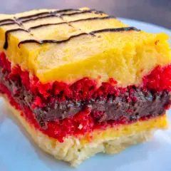 Kolorowy deser z warstwami ciasta, kremu i czekolady. Idealny przepis na zuppa inglese, który zachwyci każdego.