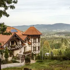 Hotel Karpacz Dziki Potok z charakterystyczną architekturą i widokiem na góry.