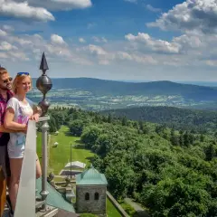 Para podziwia widoki na malownicze Góry Świętokrzyskie. To jedne z najpiękniejszych atrakcji regionu.