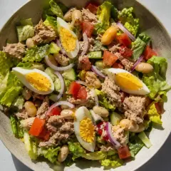 En härlig tonfisk sallad med ägg, bönor, tomat och gurka. Perfekt för en lätt lunch.