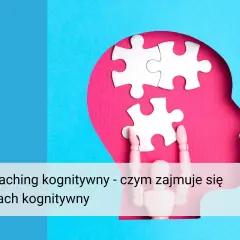Głowa z puzzlami w środku symbolizuje proces myślowy. Dowiedz się, czym zajmuje się coach kognitywny.