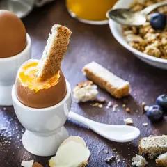 Un œuf cuit à la coque, prêt à être dégusté avec des mouillettes. Un petit-déjeuner gourmand et réconfortant.
