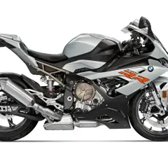Srebrny motocykl sportowy BMW S1000RR z 2015 roku, gotowy do jazdy.