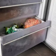 Mrożone warzywa i mięso w zamrażarce. Zastanawiasz się, ile wytrzyma zamrażarka bez prądu?