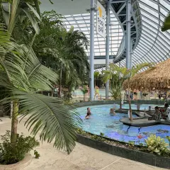Suntago czy Tropical Island: Który park wodny wybrać dla rodziny?