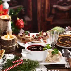Wigilijne menu: barszcz z uszkami, śledzie, makowiec i gorący napój. Idealne na świąteczny catering.