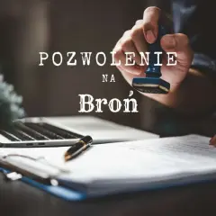 Dłoń z pieczątką nad dokumentami, symbolizująca różne rodzaje pozwoleń na broń. Obok laptop i długopis.