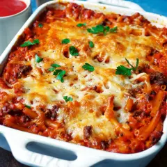 Herzhafte Nudeln alla Mama, überbacken mit geschmolzenem Käse und garniert mit Petersilie. Ein Klassiker, der immer schmeckt!