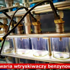 Urządzenie do testowania wtryskiwaczy benzynowych. Widać przewody paliwowe i menzurki do pomiaru.