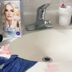 Kit para quitar tinte de pelo rojo del lavabo. Guantes, brocha y tubos de tinte L'Oréal Colorista y Féria.