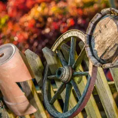 Altes Wagenrad, Tonkrug und Holzfass als Deko. Perfekt für vintage gartendeko selber machen.