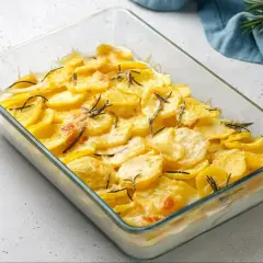 Zapiekane ziemniaki z rozmarynem w szklanym naczyniu. Idealne coś z ziemniaków na szybko, gdy brakuje czasu.