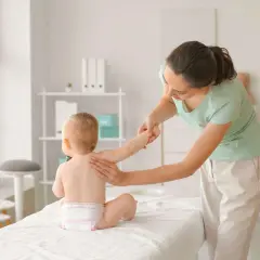 Kiedy z dzieckiem do fizjoterapeuty? Objawy, które warto znać