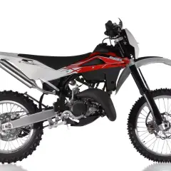 Husqvarna WR 125 dane techniczne: lekki motocykl crossowy z czerwono-białym malowaniem, gotowy do akcji.