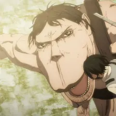 Ein Titan aus Attack on Titan greift an, während ein Soldat mit seinem Schwert versucht, sich zu verteidigen.