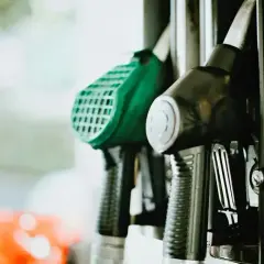 Dwa dystrybutory paliwa, jeden z zieloną końcówką, drugi czarny. Czy olej napędowy to diesel?