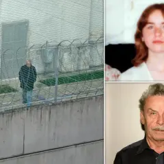 Mroczny mężczyzna w więzieniu, obok zdjęcie młodej dziewczyny i starszego mężczyzny. W rogu widać łazienkę, gdzie mogła przebywać dziewczyna.
