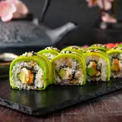Jak zrobić sushi w domu? Krok po kroku do idealnych rolek!