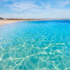 Aguas cristalinas y arena dorada en la mejor playa de Valencia. Un paraíso azul que invita a soñar.