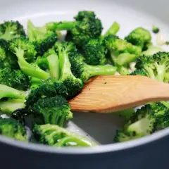 Broccoletti in padella, saltati con aglio e un tocco di pepe. Un contorno sano e gustoso che profuma di casa.
