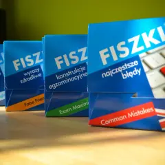 Fiszki wydawnictwa Cztery Głowy: amerykańskie kontra brytyjskie, wyrazy zdradliwe, konstrukcje egzaminacyjne, najczęstsze błędy.