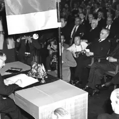 Männer in Anzügen versammeln sich, um die Unterzeichnung des Grundgesetzes zu beobachten. Wann wurde das Grundgesetz geschrieben? Am 23. Mai 1949.