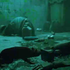 Rudy kot z gry Stray 2 bada porzuconego robota w mrocznym zaułku.