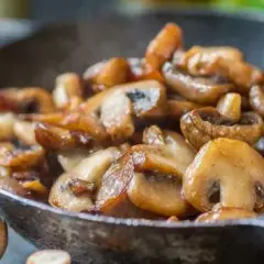 Jak podsmażyć pieczarki do pizzy? Sekret chrupiącego ciasta