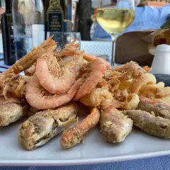 Fritto misto di mare, un'esplosione di sapori liguri, perfetto per una cena nei ristoranti di Santa Margherita Ligure.