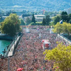 Folla immensa al festival zurigo, un fiume di persone celebra la Street Parade.