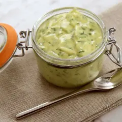 En burk med krämig bearnaisesås, perfekt för ditt nästa bearnaisesås recept. En sked ligger bredvid.
