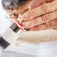 Applicazione di primer legno per preparare la superficie alla verniciatura. Il primer serve a migliorare l'adesione e la finitura.