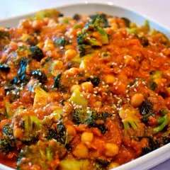 Pyszne curry z ciecierzycy z brokułami w pomidorowym sosie, posypane sezamem. Idealne na szybki obiad.